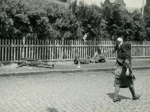 ハリコフの路上で飢えた農民、1933年